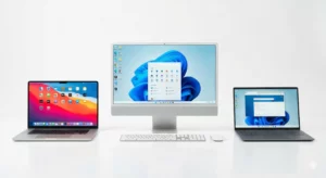 Il y a trois ordinateurs.