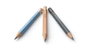 Il y a trois crayons.