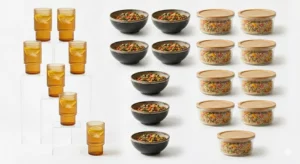 Il y a sept (verres, plats, contenants)