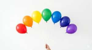 Il y a sept ballons.